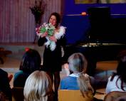 Pianistin Katerina Antonova enpfängt Ihren Schlußaplaus nach einem Konzert