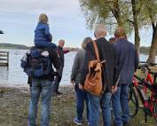 Foto mit Menschen an der Umwelthütte Rimsting